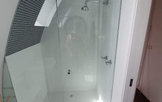 Professional frameless shower door